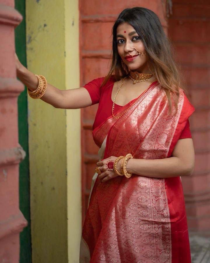 Banarasi Soft Silk Saree  with beautiful Zari work in form of traditional motifs.