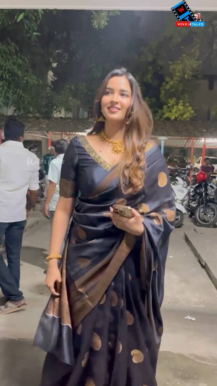 Black Soft Silk Saree With Ravishing Blouse Piece