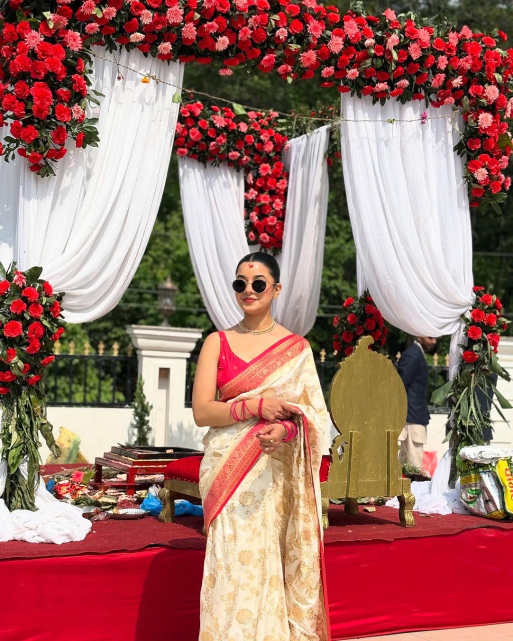 This beautiful saree is elegantly decorated with gorgeous Solid Jacquard weave that gives a perfect look to the outfit.