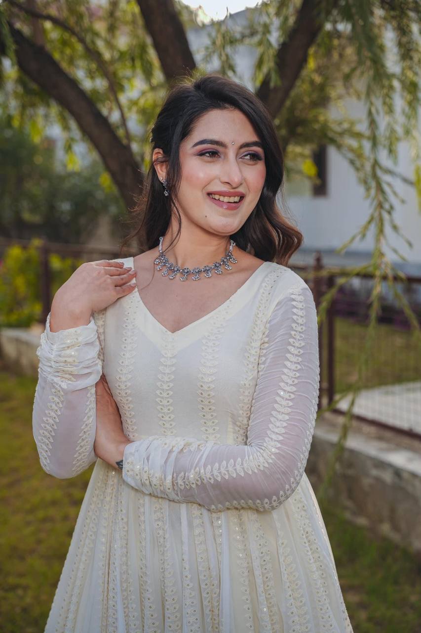 Cream Colour  Anarkali suit 3 pair  LUNCHING NEW ĐĚSIGNER PARTY WEAR LOOK NEW  COLOURS