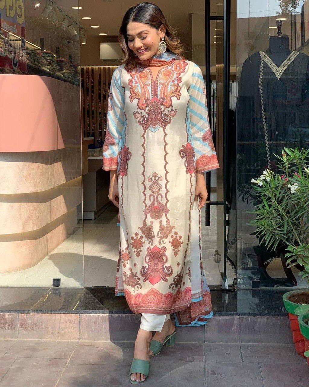 Peach Kurti 3 pair Set you've described seems to be a party wear outfit made from Maslin fabric with digital prints Georgette Duptta.