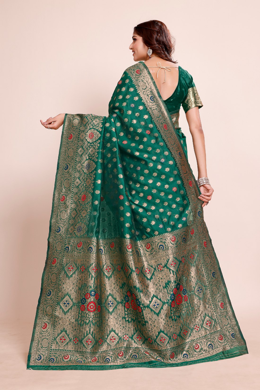 Elegant Zari Butta Weaving with Royal Pallu , Banarasi Silk Saree