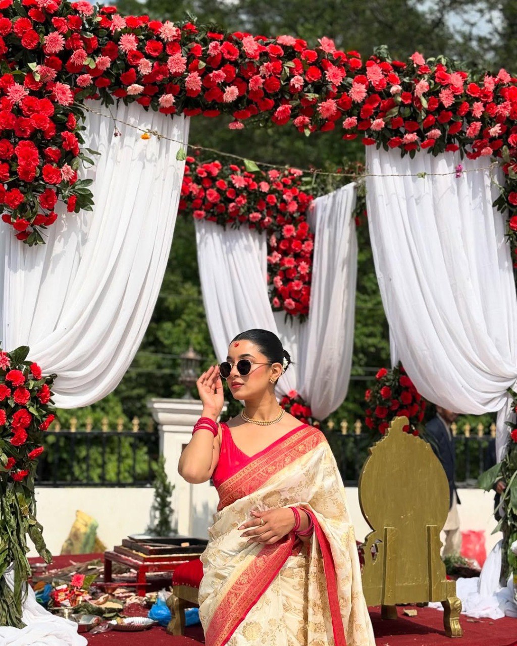 This beautiful saree is elegantly decorated with gorgeous Solid Jacquard weave that gives a perfect look to the outfit.