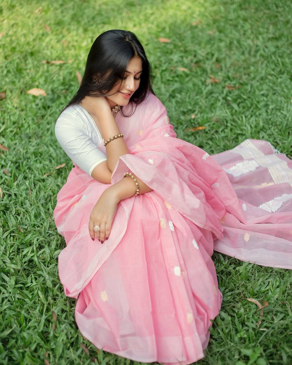 Embellished Zari Silk Blend Handloom Banarasi Saree