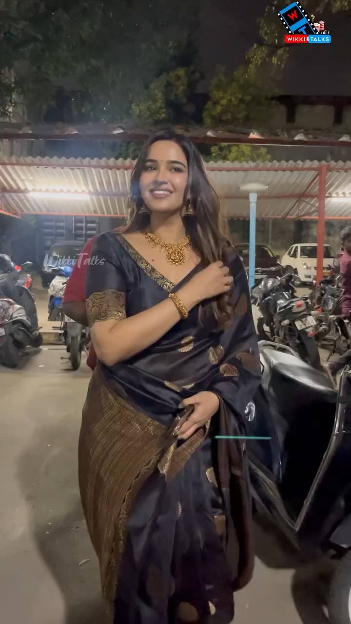 Black Soft Silk Saree With Ravishing Blouse Piece