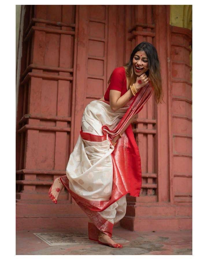 Banarasi Soft Silk Saree  with beautiful Zari work in form of traditional motifs.