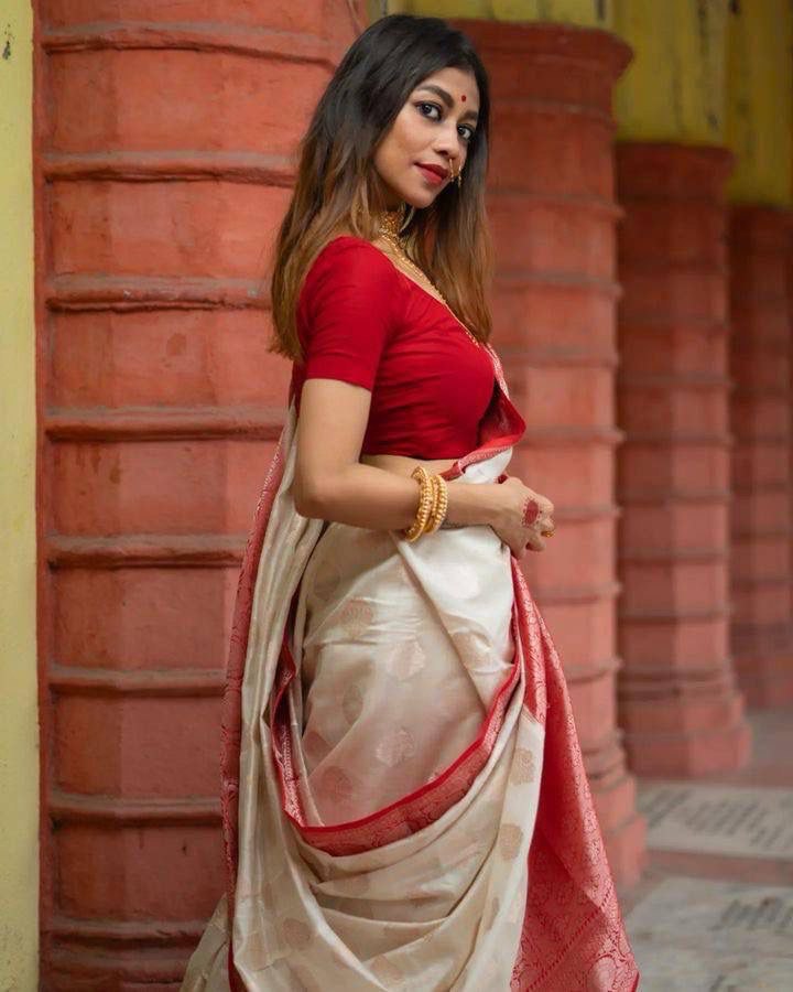 Banarasi Soft Silk Saree  with beautiful Zari work in form of traditional motifs.