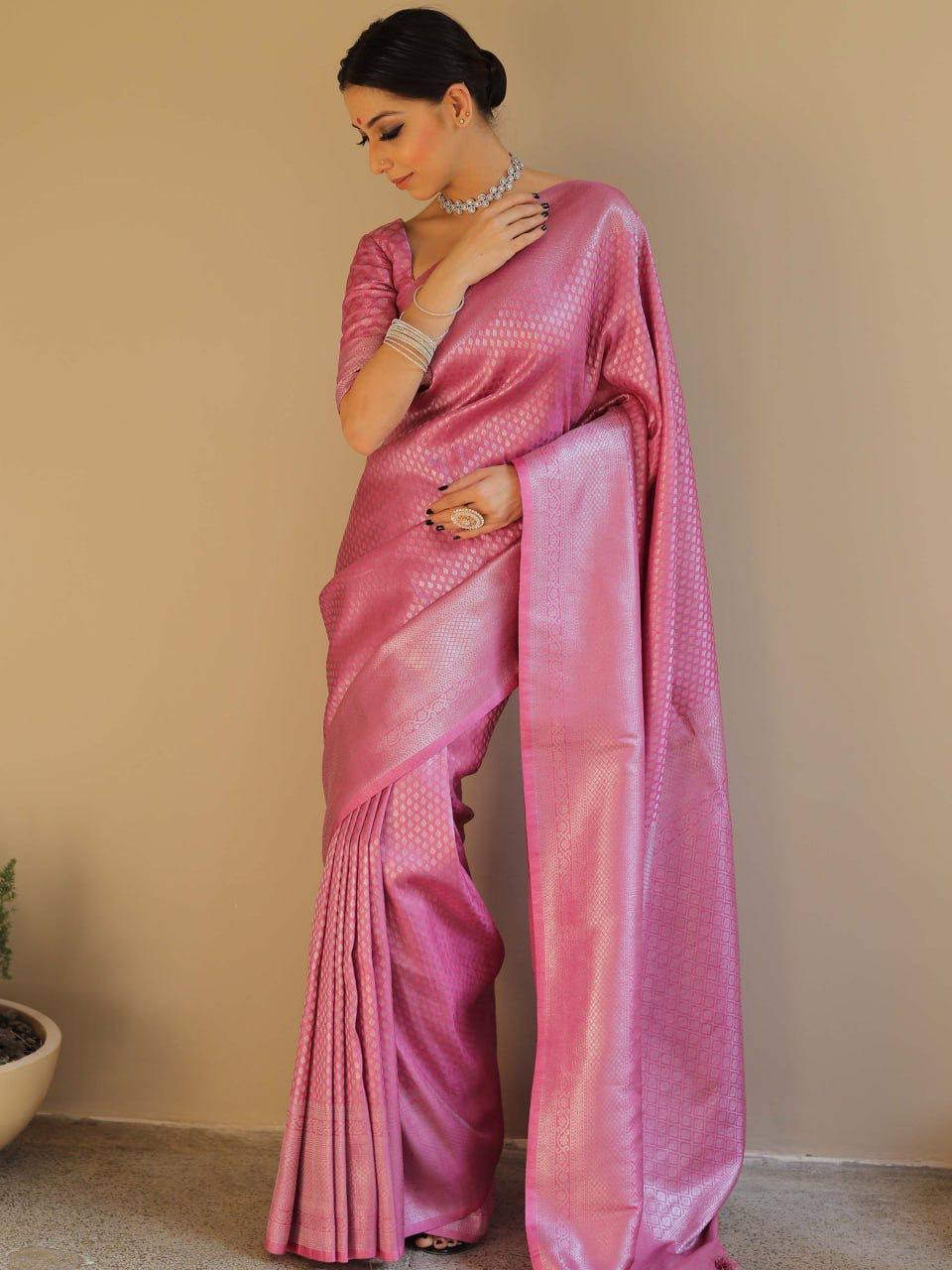 Voguish Women's Silk Printed Saree With Blouse Piece