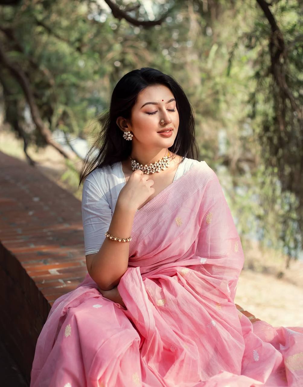 Embellished Zari Silk Blend Handloom Banarasi Saree