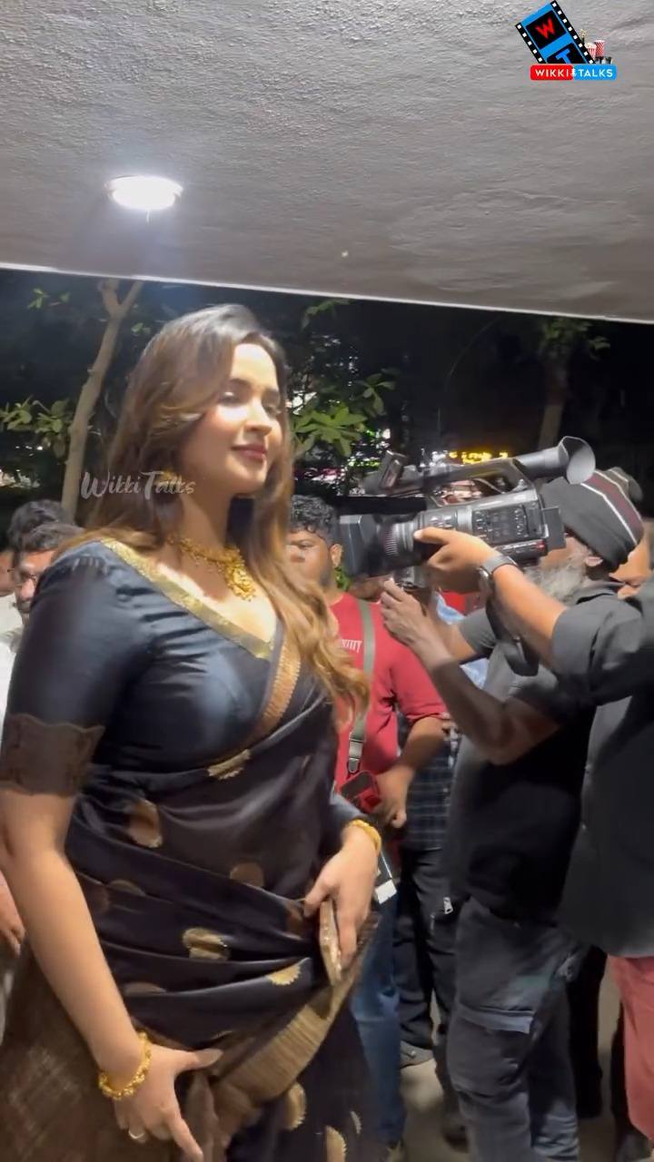 Black Soft Silk Saree With Ravishing Blouse Piece