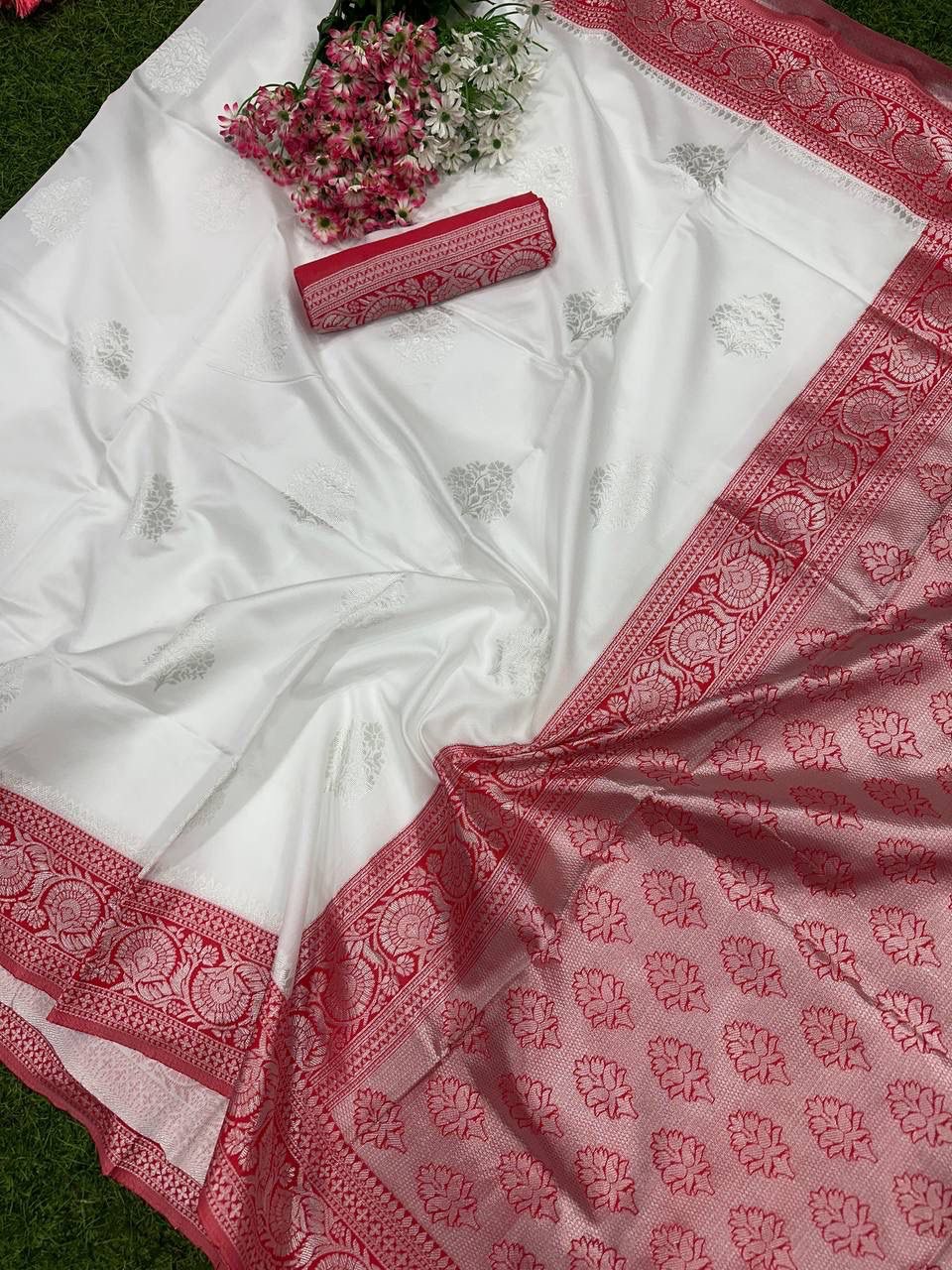 Banarasi Soft Silk Saree  with beautiful Zari work in form of traditional motifs.