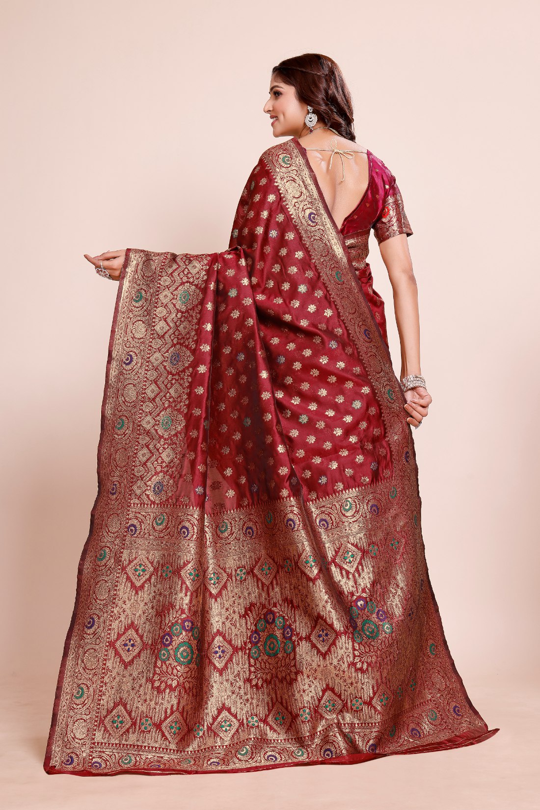 Elegant Zari Butta Weaving with Royal Pallu , Banarasi Silk Saree