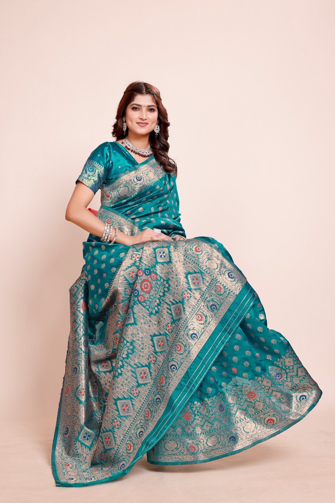 Elegant Zari Butta Weaving with Royal Pallu , Banarasi Silk Saree